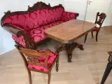 Rød antik stue