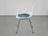 Vitra eames stol i hvid med blå fraster filthynde - 2