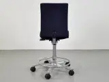 Häg kontorstol med blåt polster og fodstøtte - 3