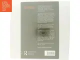 Irony&#39;s edge : the theory and politics of irony af Linda Hutcheon (Bog) - 3