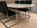 Spisebord med stole