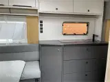 2023 - Fendt Apero 495 SFB   Dejlig vogn med rundsidegruppe og franskseng fra Hinshøj Caravan A/S - 3