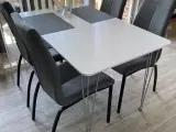 Moderne køkkenbord + 4 stole (NYT)