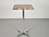 Højt cafébord med egestruktur og stel af poleret aluminium - 2