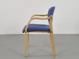 Konference-/mødestol i dueblå, med stel og armlæn i bøg - 5