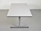 Hæve-/sænkebord med lysegrå laminat og faset sort kant, 180 cm. - 2
