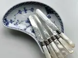 Antikke knive m dekorerede blade og perlemorskaft, 6 stk samlet