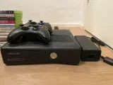 XBox 360 med mange spil, rat og 2 controllers