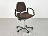 Dauphin kontorstol med brunt polster og sorte armlæn