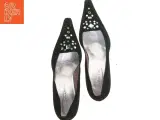 Sorte pumps med dekoration fra J Emix (str. 39) - 5