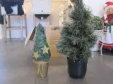 Kunstigt juletræ og juleplante