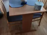 Lille spisebord m. 4 stole