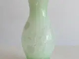 Grøn og hvid glasvase m blomsterdeko, NB - 3