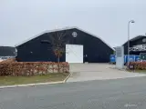 Rummeligt lager i gadeplan med port - bil kan køres helt til lager - 2