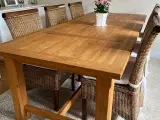 Spisebord med 6 stole