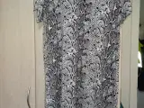 Plus size tøj og sandaler.