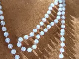 Lang halskæde af klare perler