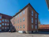 Virkelig charmerende lejemål i unikke omgivelser – højt til loftet og plankegulve! - 3