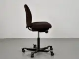 Häg h05 5200 kontorstol med rødbrun polster og sort stel. - 2