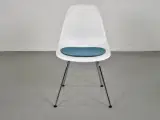 Vitra eames stol i hvid med blå fraster filthynde