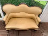 Gammeldags gul sofa