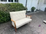  Sofa i lys eg til 2 personer