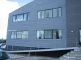 Nyrenoverede kontorlokaler og fleksible logistik-/produktionshaller med god loftshøjde - 2