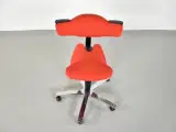 Frapett kontor-/sadelstol med rødt polster og krom stel - 5