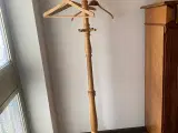 Stum tjener - Lampe og Hylder