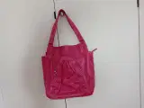 Pink skuldertaske med lomme.