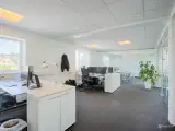 Lækkert lyst kontorlejemål/showroom/undervisningslokaler centralt i Herlev - 5