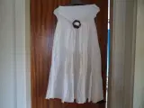En hvid kjole/nederdel.