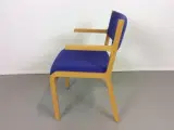 Konferencestol i bøg, med armlæn, blå sæde og ryg - 5