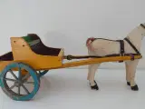 Gammel håndlavet træhest med vogn. År 1920-30