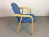 Konferencestole i lyseblå polstret sæde og ryg, med bøge stel, inredningsform - 3
