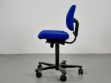 Häg kontorstol med blå polster og sort stel - 4