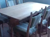 Afsyret eg spisebord m. 6 stole og 2 tillægs plade