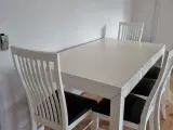 Hvidt spisebord og 5 stole. Plus skænk