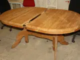 Spisebord ovalt fyrretræ med udtræk u. plader