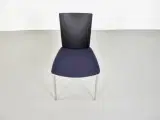 Randers radius konferencestol med sort ryg og sort/blå polstret sæde - 5