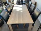 Spisebord med 12 stole, massiv eg
