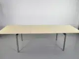 Konferencebord fra paustian med plade i birk, med udtræk.