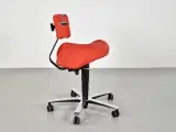 Frapett kontor-/sadelstol med rødt polster og krom stel - 4