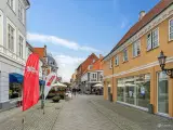 Flot butik med stor facade på gågaden i Nyborg - 2
