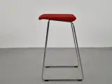 Savir gate barstol med rødt polster på sædet og på krom stel - 4