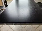 Spisebord i sortlakeret ask med stålben - 3