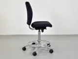Häg kontorstol med blåt polster og fodstøtte - 4