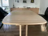 Spisebord i massiv sæbebehandlet bøg, med 2 plader - 2