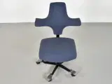 Häg capisco 8126 kontorstol med blåt polster og sort stel - 5
