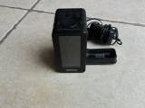 Væggeur/radio med lader til iphone 4.